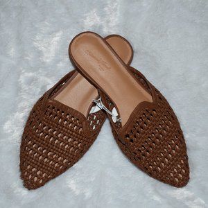 Universal Thread Target sandals NWT